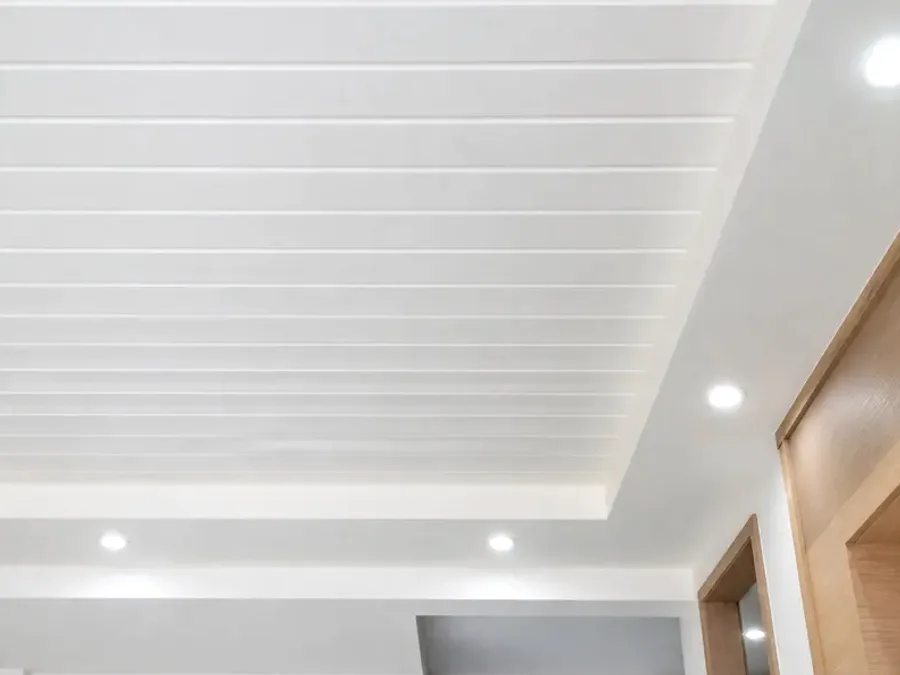 Cielo falso en PVC con detalle perimetral de tabla yeso en interior moderno