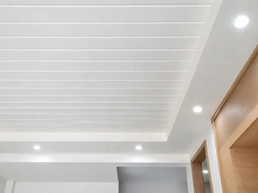 Cielo falso en PVC con detalle perimetral de tabla yeso en interior moderno