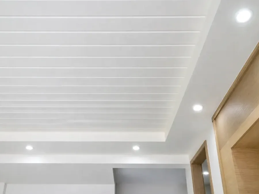 Cielo falso en PVC con detalle perimetral de tabla yeso en interior moderno